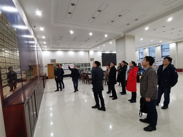 听取学院党委书记胡俊鹏介绍学院情况.jpg