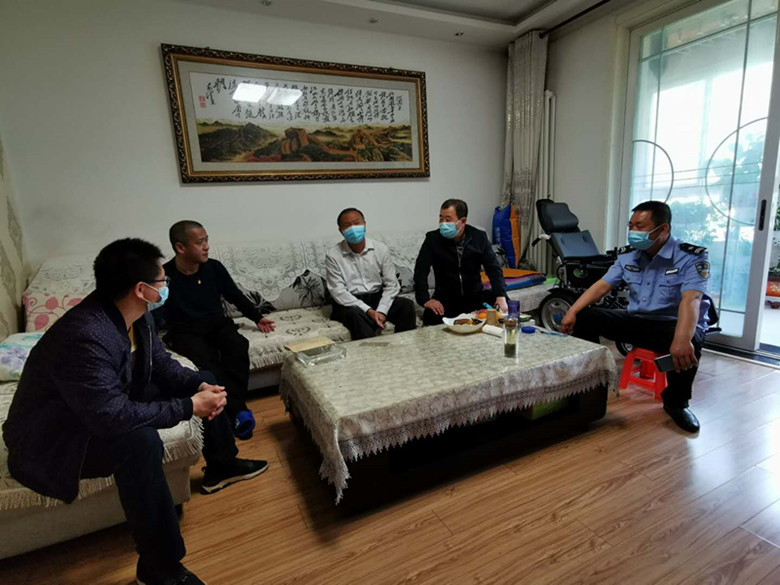 校工会副主席李京春、账务福利部部长黎登寨和保卫处副处长陈群辉、校卫队穆建鹏副队长看望陈宾同志_副本.jpg
