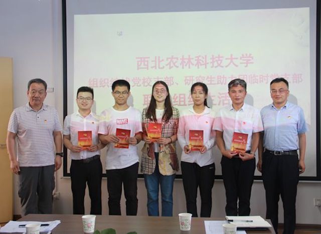 4吕卫东同志、赵忠同志颁发“政治生日”贺卡.jpg