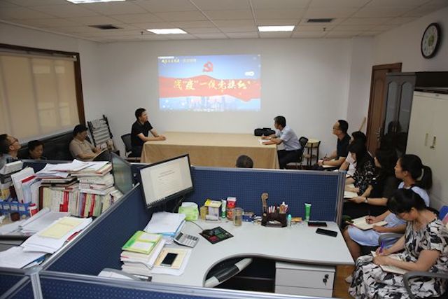 组织生活会现场.jpg