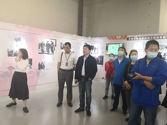 观看展览.jpg