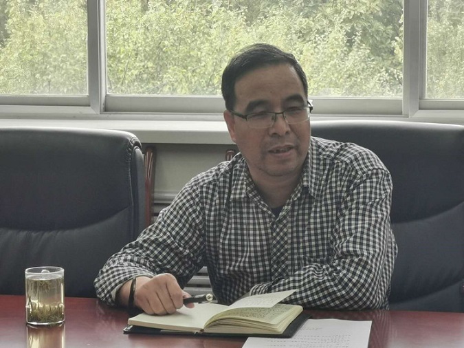 刘西平处长主持会议.jpg