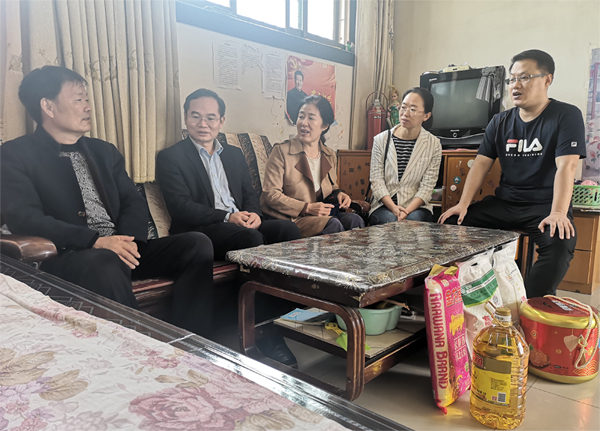 看望慰问帮扶户.jpg