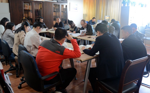学习新民主主义革命时期研讨.jpg