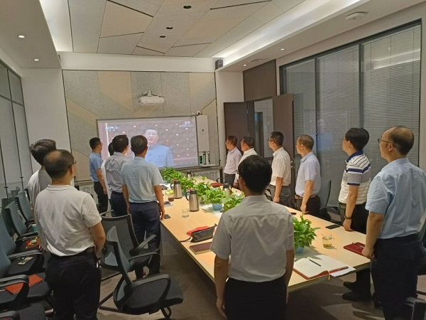 集体收看大会盛况.jpg