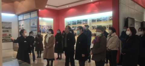 参观校史馆.jpg